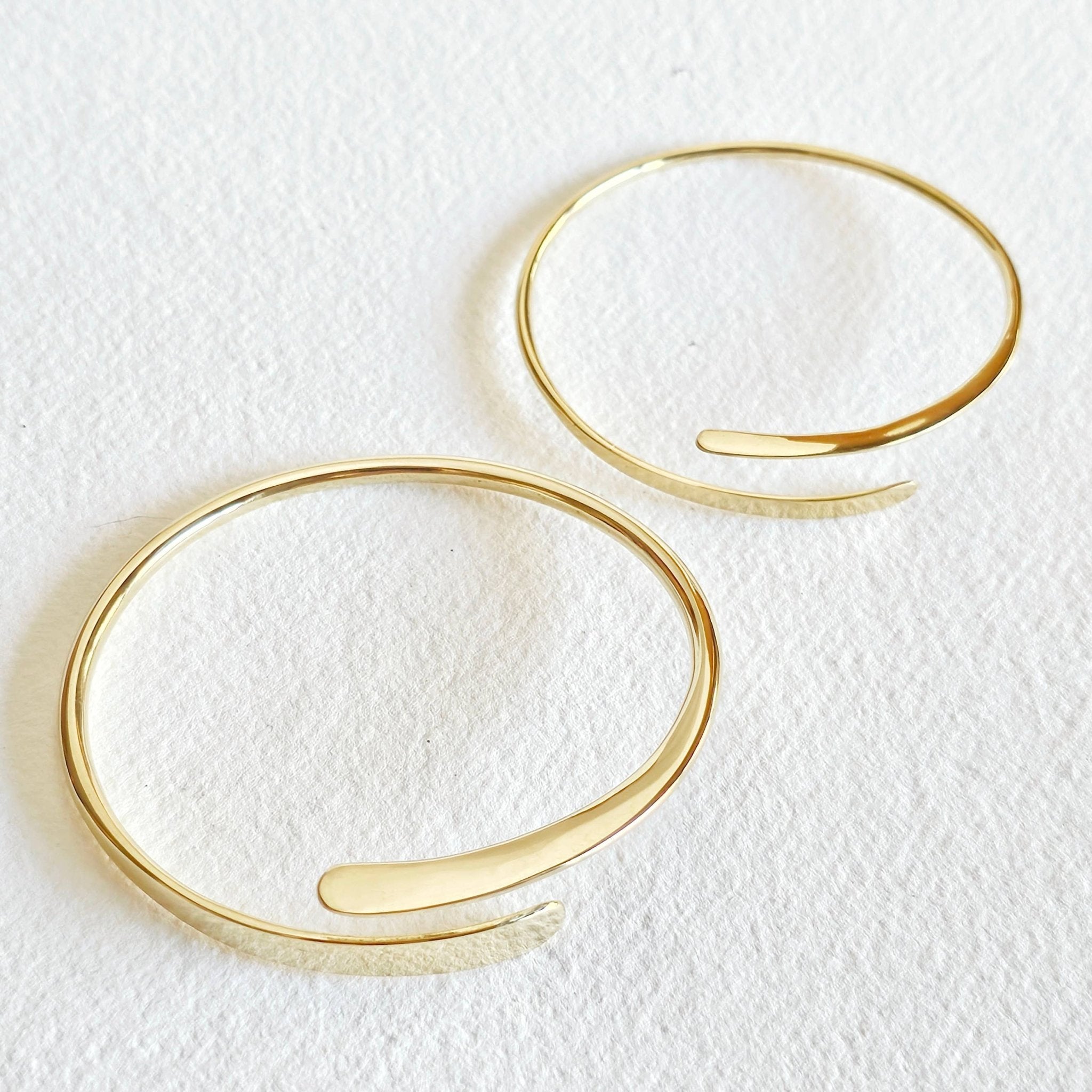 Bisjoux Brass simple wire thread bangle bracelet flat ends 2 styles: Thick or Thin - Lalka Beauty Co.