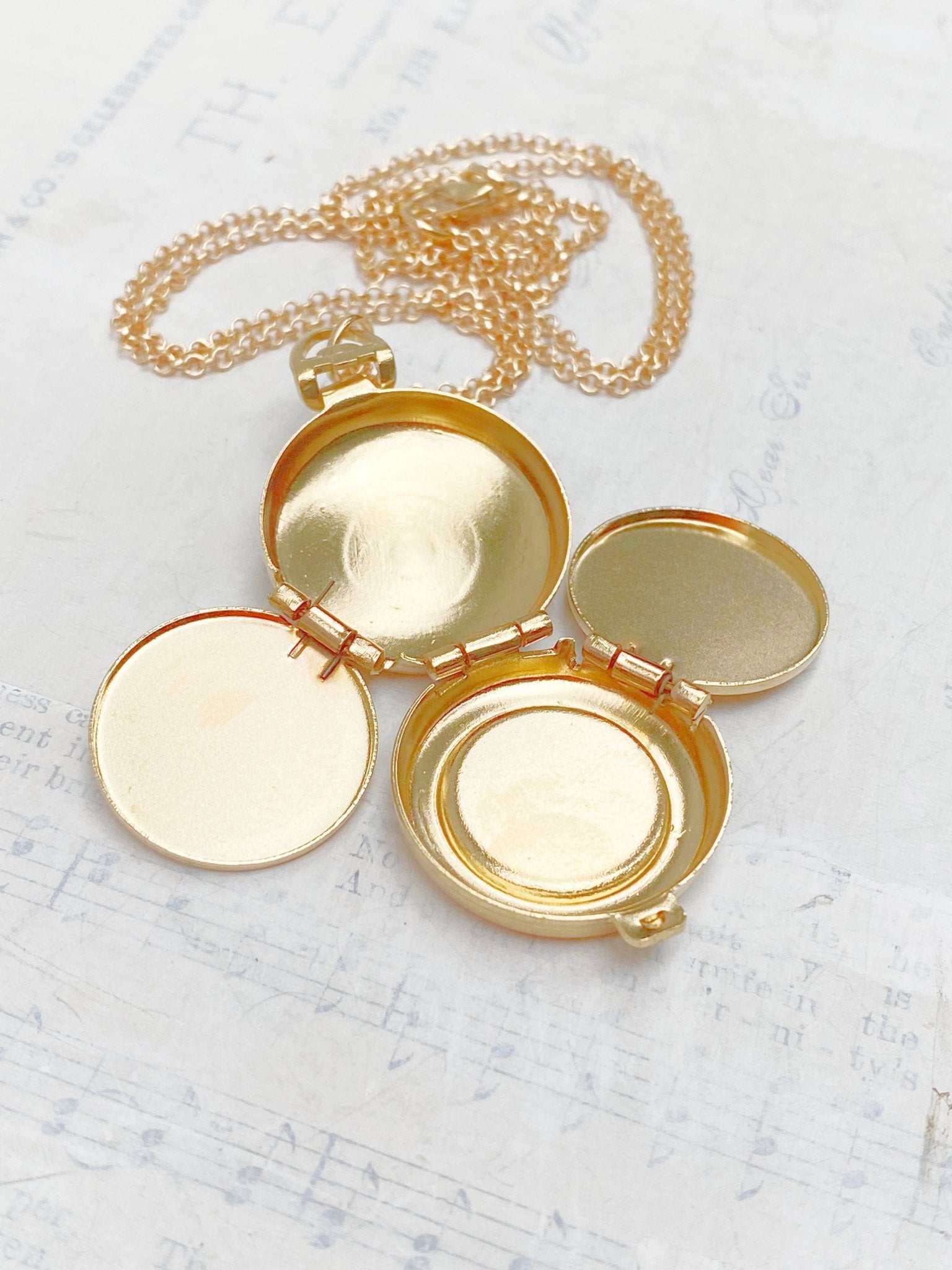 Four Leaf Clover Locket Necklace 4 Photo Irish Luck - Lalka Beauty Co.